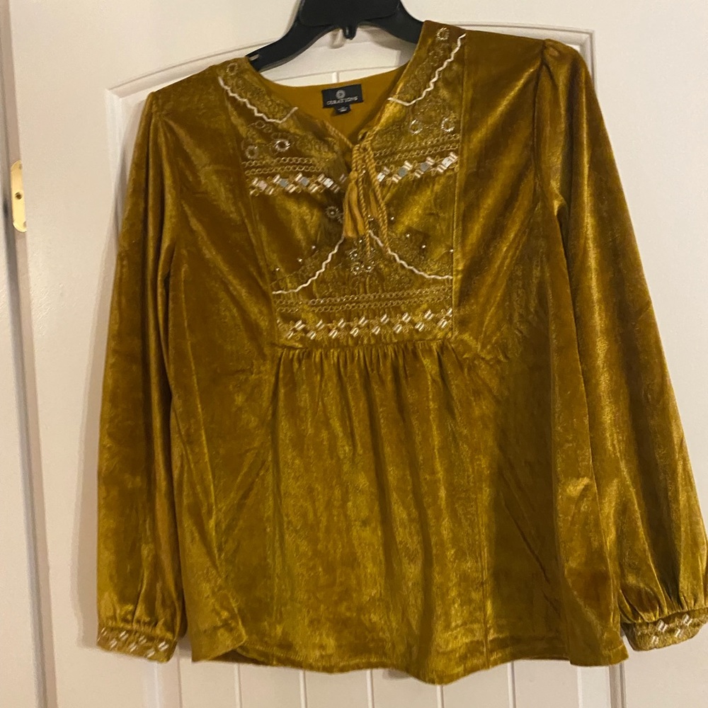 Shirt with stitch and beading details